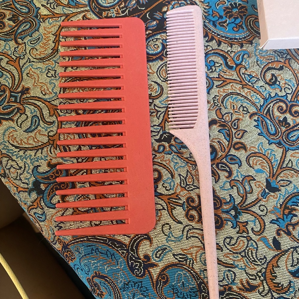 Combs - Picture 2 of 4